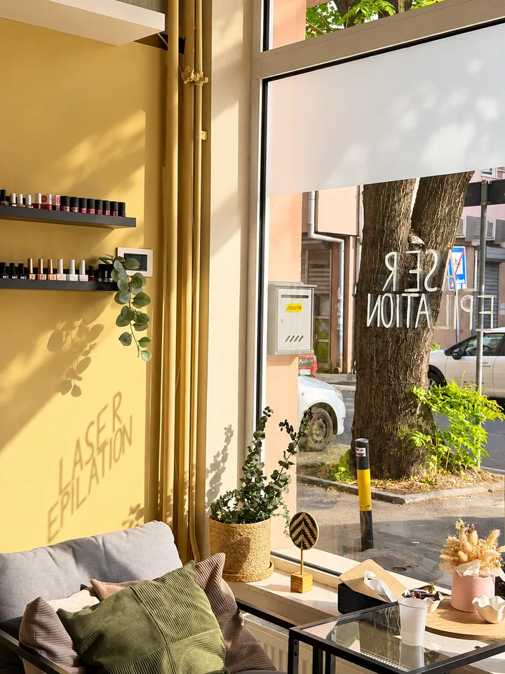 Kutak za odmor u salonu Nova sa zelenim jastucima i biljkama